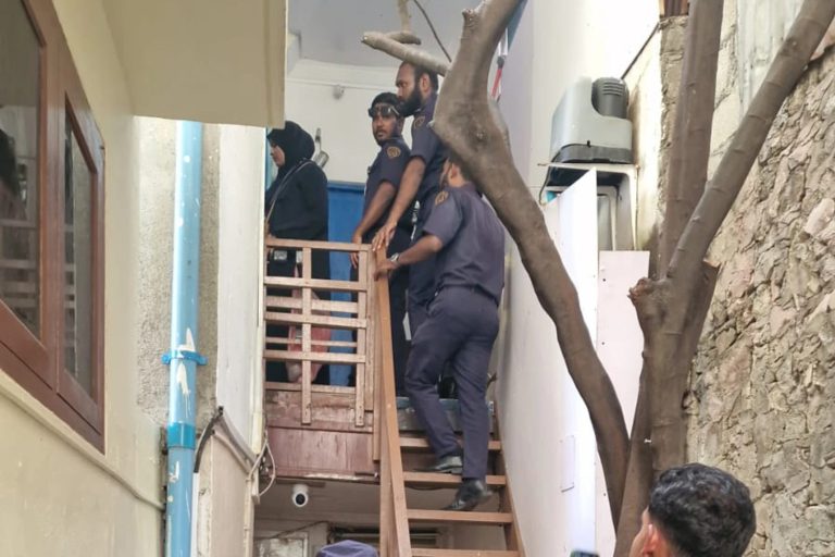 ގަވާއިދާ ހިލާފަށް ބިދޭސީން ވިޔަފާރިކުރަމުން ދިޔަ 5 ތަނެއް ބަންދުކޮށްފި
