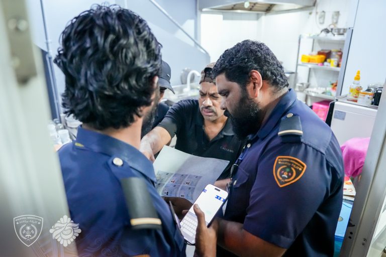 ގަވާއިދާ ޚިލާފަށް އުޅެމުންދިޔަ ދެ ބިދޭސީއަކު އިމިގްރޭޝަނުން އަތުލައިގެންފި