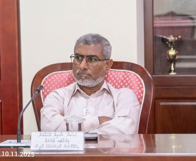 ދިވެހިބަހުގެ އެކަޑެމީގެ ރައީސްކަމުގެ މަގާމަށް ޙަސަން ޝާކިރު ހޮވިއްޖެ