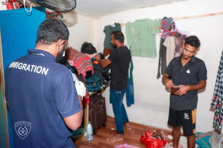 ޤަވާއިދާ ޚިލާފަށް ވިޔަފާރި ކުރަމުންދިޔަ 15 ބިދޭސީން ހައްޔަރުކޮށްފި