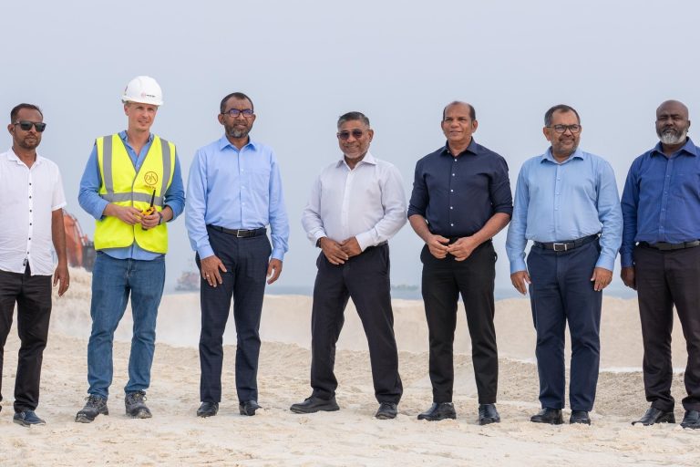 ދިއްދޫ އެއާޕޯޓާއި ބޯހިޔާވަހިކަން އަދި އަސާސީ ޚިދުމަތްތަކަށް ބޭނުންވާ ބިން ހިއްކުމުގެ މަސައްކަތް ފަށައިފި