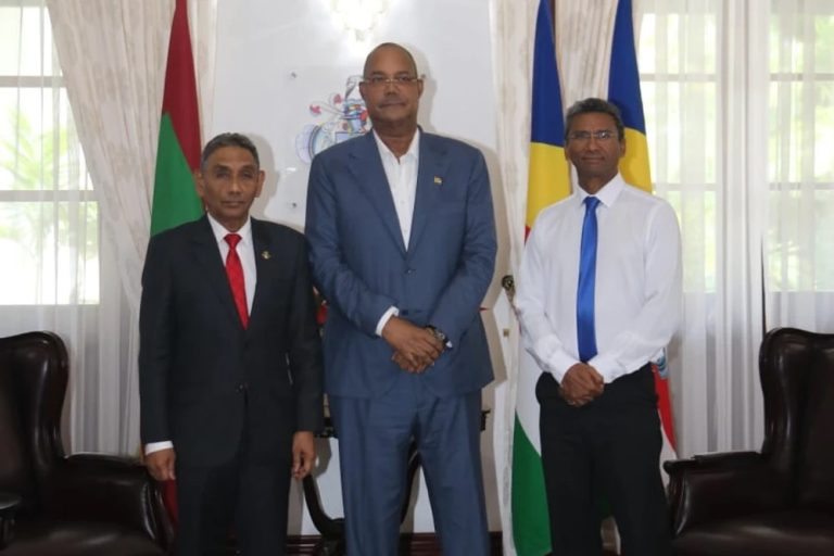 ރާއްޖެއިން ސީޝެލްސް އަށް ކަނޑައެޅުއްވި ނޮން-ރެޒިޑެންޓް ސަފީރުގެ ފަތްކޮޅު އަރުވައިފި