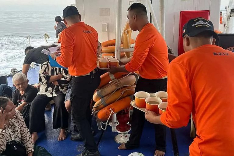 ފިލިޕީންސްގައި 350 މީހުންނާއެކު ދަތުރުކުރި ފެރީއެއް އަޑިއަށް ގޮސް 18 މީހުން މަރުވެއްޖެ