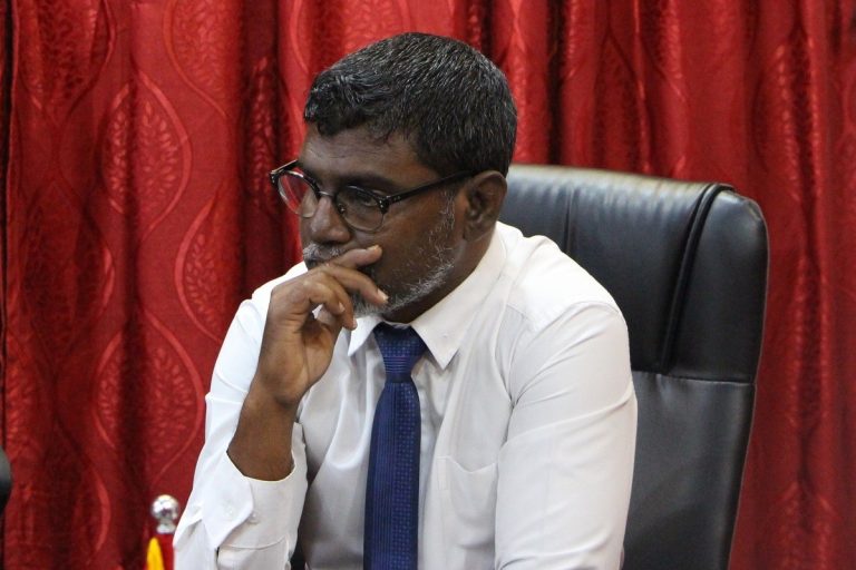 ބްރޯޑްކޮމްގެ ކުރީގެ ނައިބު ރައީސް މައްޗަށް ޖިންސީ ފުރައްސާރައިގެ ދައުވާ އުފުލައިފި