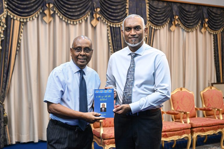 ސަލީމް ލިއުއްވި ފޮތް އެޗް.އާރު.ސީ.އެމް ގެ ހަނދާންތަކުގެ ފޮތް ރައީސްއަށް ހަދިޔާ ކުރައްވައިފި