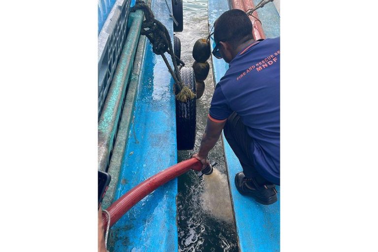 ދިޔަވަމުން ދިޔަ މުދާ އުފުލާ ބޯޓަކަށް އެމްއެންޑީއެފުން އެހީތެރިކަން ފޯރުކޮށްދީފި