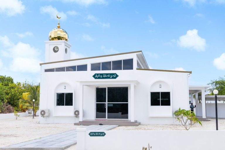 ލ. ގަމުގައި އަލަށް އިމާރާތްކުރި "ތުނޑީ ބަނދަރު މިސްކިތް" ހުޅުވައިފި