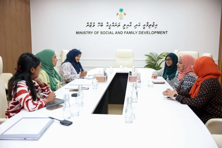 ރެހެންދި އެވޯޑު ލިބިފައިވާ ފަރާތްތަކާ ވަޒީރު ޑރ ޢާއިޝަތު ޝިހާމް ބައްދަލުކުރައްވައިފި