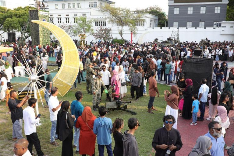 ސިފައިންނާއި ފުލުހުން އަދި ކުންފުނިތައް ގުޅިގެން މާލެ ސަރަހައްދުގައި ފިޠުރު ޢީދު ކުލަގަދަކޮށް ފާހަގަކުރަނީ