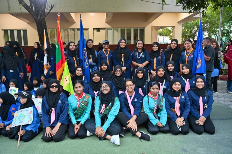 ގަރލް ގައިޑްސް ގެ ޢީދު ހަރަކާތުގައި، މެޑަމް ބައިވެރިވެވަޑައިގެންފި