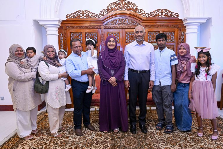 ރައީސްގެ ދެކަނބަލުން އީދު ސަލާމް ކުރައްވައިފި