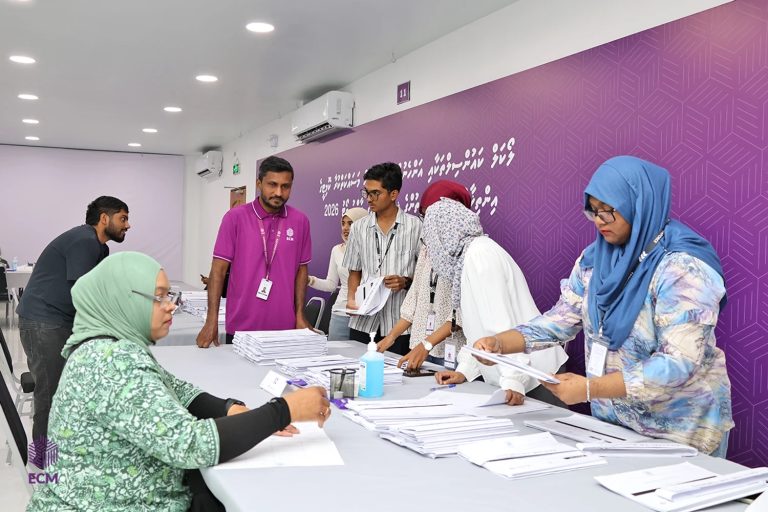 ވޯޓާސް ރަޖިސްޓަރީގައި ކެންޑިޑޭޓުން ސޮއިކުރަން ފަށައިފި