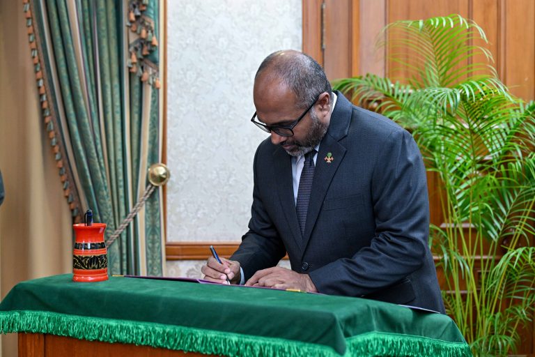 މަސައްކަތް ކުރާނީ ރާއްޖޭގެ ދާޚިލީ ސަލާމަތްތެރިކަން ވަރުގަދަކުރުމަށް: ވަޒީރު އިޙްސާން