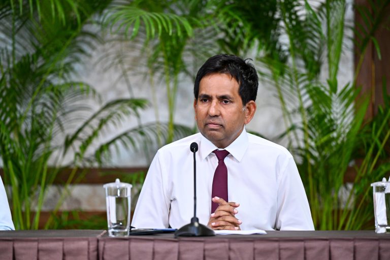 ލަންކާގައި ނުގެނެވިހުރި 2,500 ކޮންޓެއިނަރު ރާއްޖެ ގެނެސްފި: އިކޮނޮމިކް މިނިސްޓަރ