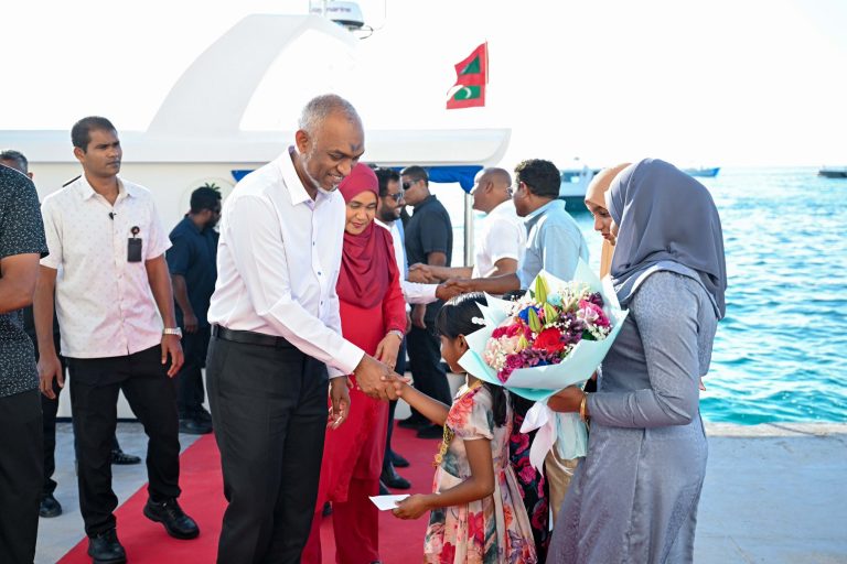 ރައީސްގެ ދެކަނބަލުން ރަސްދޫއަށް ވަޑައިގެންފި