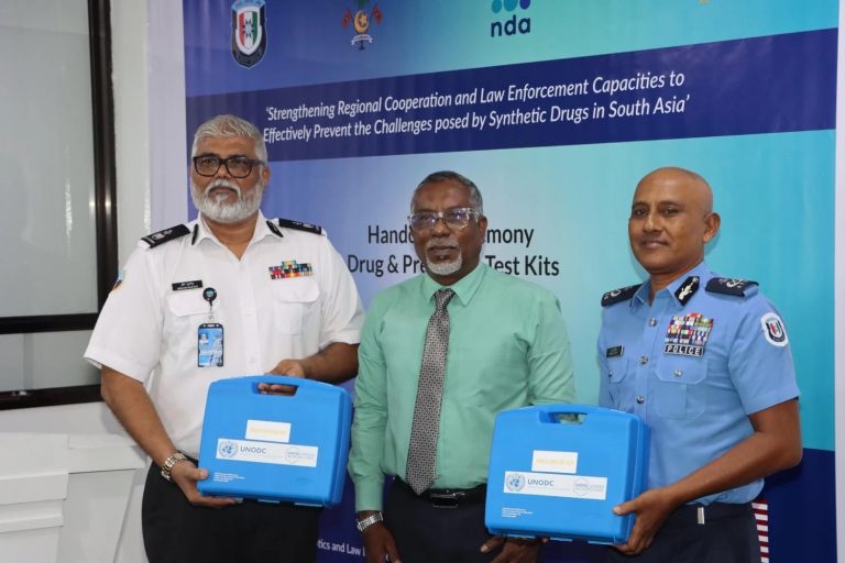 ޔޫއެންއޯޑީސީން ހަދިޔާ ކޮށްފައިވާ ޑްރަގް ޓެސްޓް ކިޓްތައް ފުލުހުންނާއި ކަސްޓަމްސްއާ ހަވާލުކޮށްފި