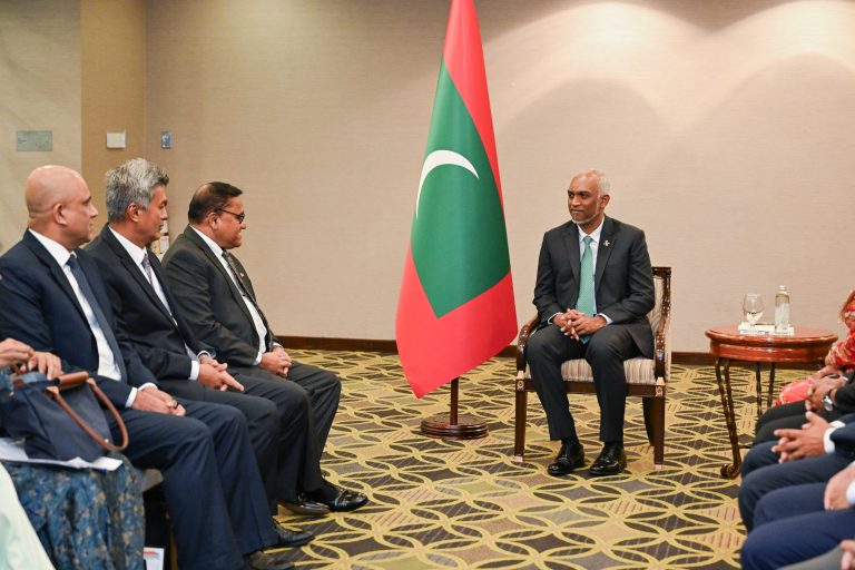 ސްރީލަންކާގެ ފޮރިން މިނިސްޓަރ ރައީސުލްޖުމްހޫރިއްޔާގެ އަރިހަށް އިޙްތިރާމްގެ ޒިޔާރަތެއް ކުރައްވައިފި