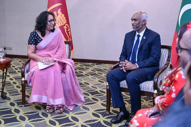 ސްރީލަންކާގެ ބޮޑުވަޒީރު، ރައީސްގެ އަރިހަށް އިޙުތިރާމުގެ ޒިޔާރަތެއް ކުރައްވައިފި