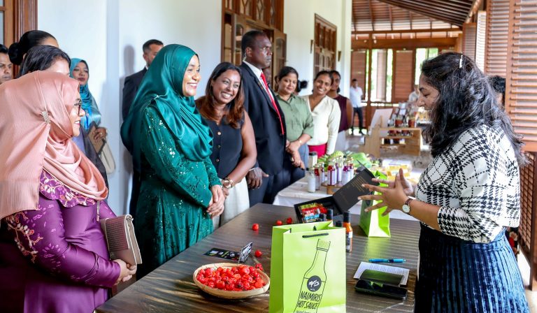 މެޑަމް ސާޖިދާ ސްރީލަންކާގެ ގުޑް މާކެޓަށް ޒިޔާރަތްކުރައްވައިފި