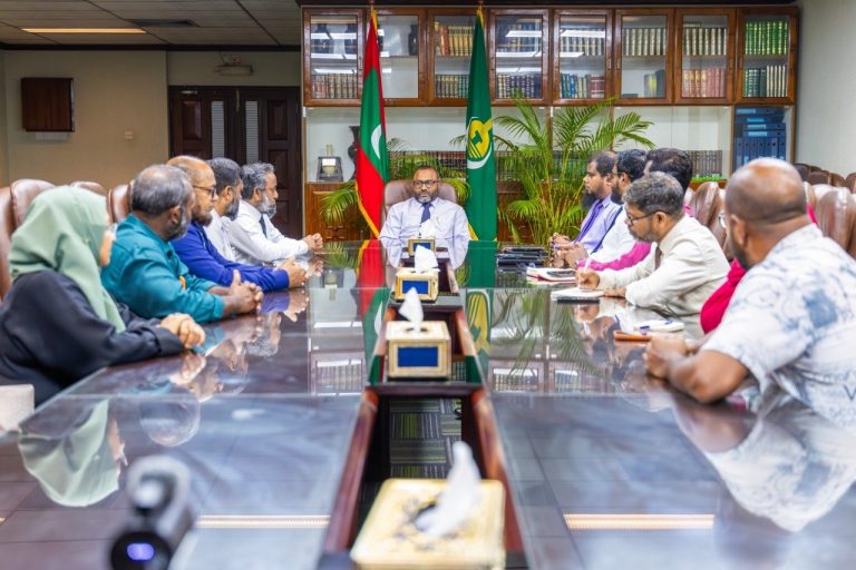 ޑރ. ޝަހީމް، 1447 ވަނަ އަހަރުގެ ޙައްޖު މިޝަންގެ މެންބަރުންނާ ބައްދަލުކުރައްވައިފި