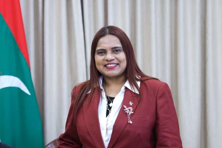 ވަޒީރު އިރުތިޝާމް ރަސްމީ ދަތުރުފުޅެއްގައި އިންޑިއާއަށް ފުރާވަޑައިގެންފި