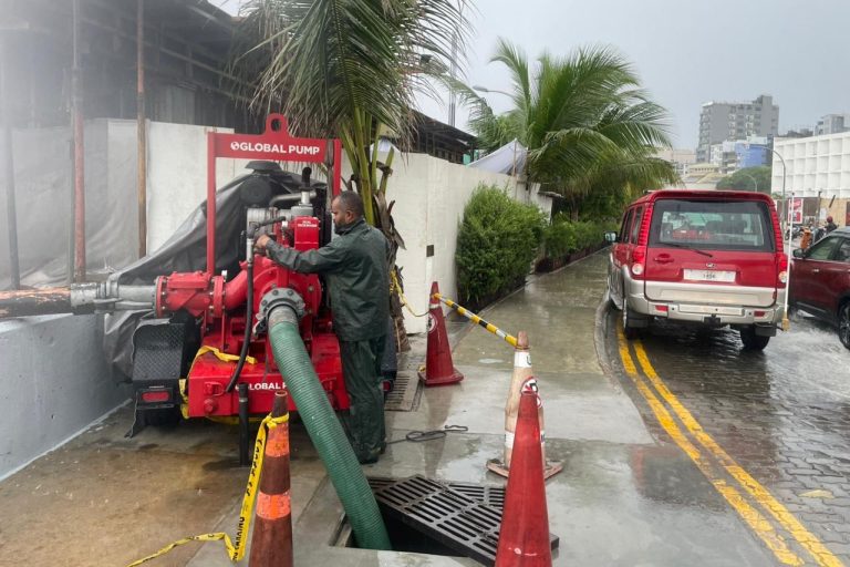 މާލޭގެ މަގުތަކުން ފެން ހިންދުމުގެ މަސައްކަތް އެމްއެންޑީއެފުން ފަށައިފި