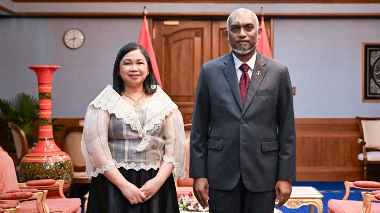 ފިލިޕީންސްގެ އައު ސަފީރުގެ ފަތްކޮޅު ރައީސަށް އަރުވައިފި