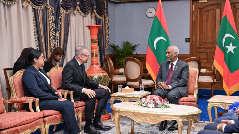 ފްރާންސްގެ އައު ސަފީރުގެ ސަފީރުކަމުގެ ފަތްކޮޅު ރައީސަށް އަރުވައިފި