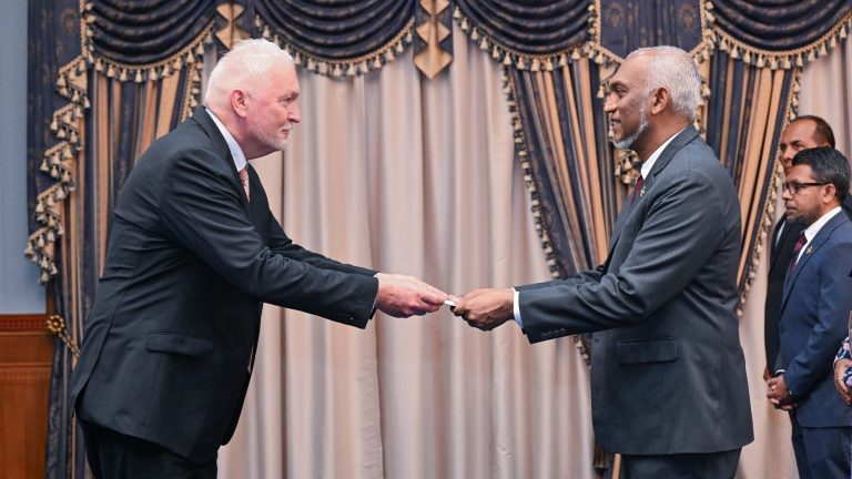 ނެދަރލެންޑްސްގެ އައު ސަފީރުގެ ފަތްކޮޅު ރައީސުލްޖުމްހޫރިއްޔާއަށް އަރުވައިފި