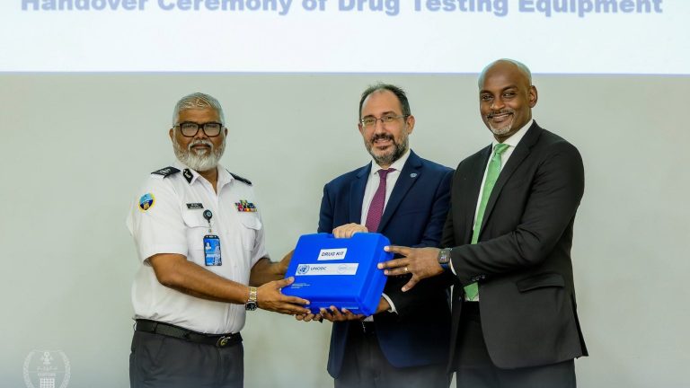 ކަސްޓަމްސް ސާވިސްއަށް ޔޫއެންއޯޑީސީއިން ޑްރަގް ޓެސްޓްކުރާ ސާމާނު ހަދިޔާކޮށްފި