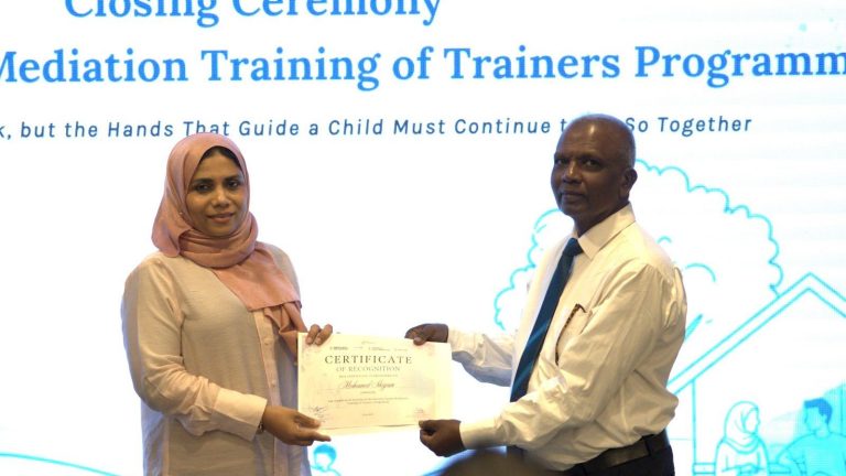 ޢާއިލީ މައްސަލަތައް ޙައްލުކުރާނެ މީޑިއޭޓަރުން ތަމްރީނުކުރުމުގެ ޕްރޮގްރާމް ނިންމާލައިފި