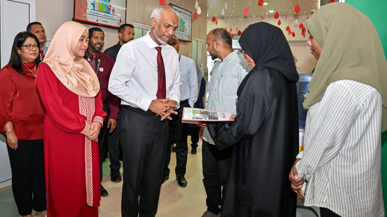 ރައީސުލް ޖުމްހޫރިއްޔާގެ ދެމަފިރިން ހުޅުމާލޭ ތެލެސީމިއާ ސެންޓަރަށް ޒިޔާރަތް ކުރައްވައިފި
