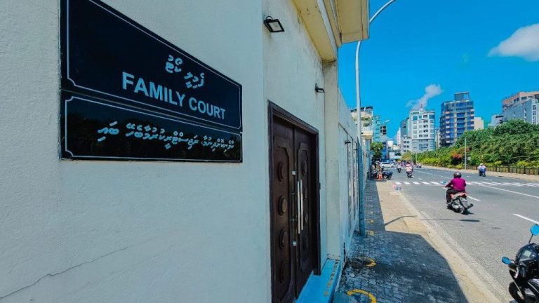ފެމިލީ ކޯޓުން މިއަދު 50 ކައިވެންޏެއް ކޮށްދީފި