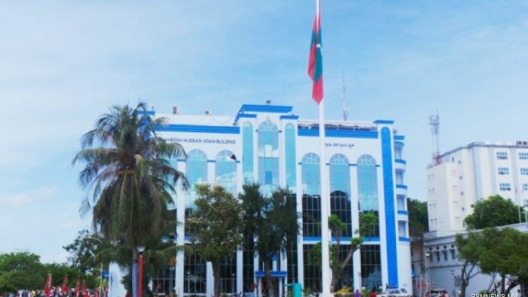 ކުޑަކުއްޖަކަށް ޖިންސީ ގޯނާކުރި ތުހުމަތުގައި ފުލުހަކު ހައްޔަރުކޮށް، ސަސްޕެންޑްކޮށްފި