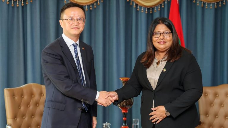 ޗައިނާގެ ސަފީރު މިނިސްޓަރު ގީލާގެ އަރިހަށް އިޙްތިރާމްގެ ޒިޔާރަތެއް ކުރައްވައިފި