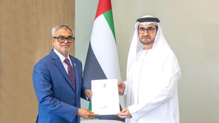 ޠާރިޤުގެ ސަފީރުކަމުގެ ފަތްކޮޅު ޔޫއޭއީ ސަރުކާރަށް އަރުވައިފި