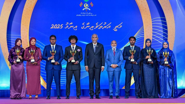 މަތީ އަރުތަވެރިންގެ އިނާމު ދިނުމުގެ ފަސްވަނަ ދަންފަޅި ރައީސް ޝަރަފުވެރިކޮށްދެއްވައިފި