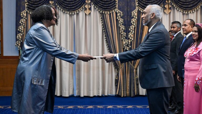 ކިއުބާގެ އައު ސަފީރު، އެކަމަނާގެ ސަފީރުކަމުގެ ފަތްކޮޅު ރައީސަށް އަރުވައިފި