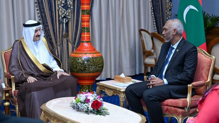 ސަޢޫދީގެ ޚާއްޞަ މަންދޫބު ޕްރިންސް މަންޞޫރު، ރައީސް މުޢިއްޒުގެ އަރިހަށް އިޙްތިރާމްގެ ޒިޔާރަތެއް ކުރައްވައިފި