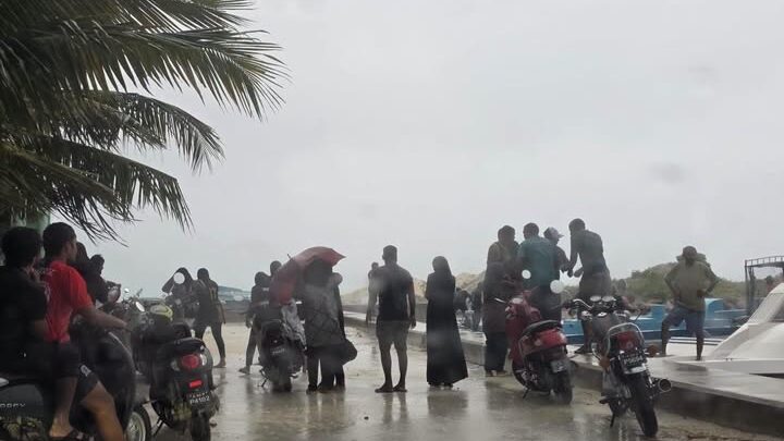 ކަނޑުގަދަވެ ހާލުގައި ޖެހުނު ލޯންޗެއް 15 މީހުންނާއެކު ސަލާމަތްކޮށްފި