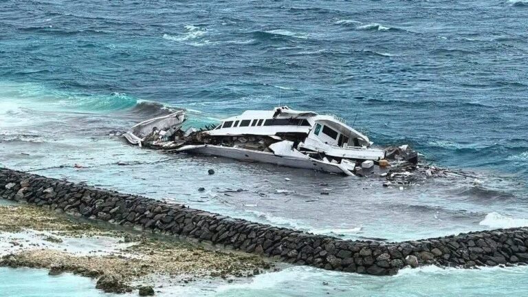 ނަގިލި ކަހާލައިގެން މާފުށީ ފްލޯޓިން ބާ ފަރުމައްޗަށް ލައްވެ ފުނޑުފުނޑުވެއްޖެ
