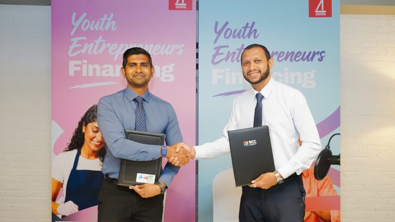 ޒުވާން ވިޔަފާރިވެރިންނަށް ދޭ އެހީތެރިކަން އިތުރުކުރުމަށް އެސްއެމްއީ ޑިޖިޓަލް އާއި ބީސީސީން އެއްބަސްވުމެއްގައި ސޮއިކޮށްފި