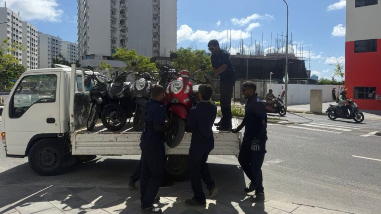ހުޅުމާލޭގެ ދުވާރުތަކުގައި ޕާކުކޮށްފައިވާ އުޅަނދުތައް ޓޯކުރަނީ