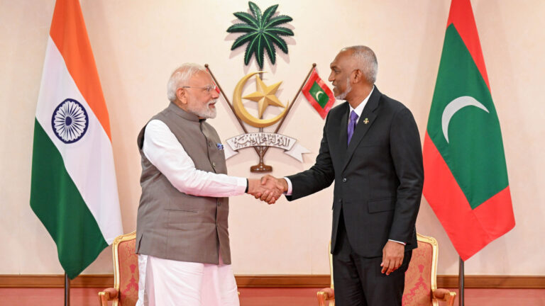 ރައީސް، އިންޑިއާގެ މިނިވަން ދުވަހުގެ ތަހުނިޔާ ފޮނުއްވައިފި