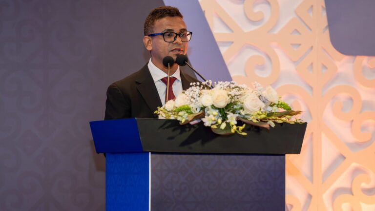 ޑޮލަރުގެ މައްސަލަ ހައްލުކުރަން އެތެރޭގެ މުއާމަލާތްތައް ރުފިޔާއަށް ބަދަލުކުރުން މުހިންމު: ގަވަރުނަރ މުނައްވަރު