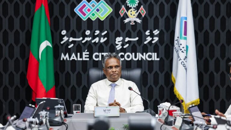 މާލޭގެ ލޭންޑް ޔޫސް ޕްލޭނަށް ހިޔާލު ހޯދަން އަވަށް ތަކުގެ ރައްޔިތުންނާ ބައްދަލުކުރަނީ
