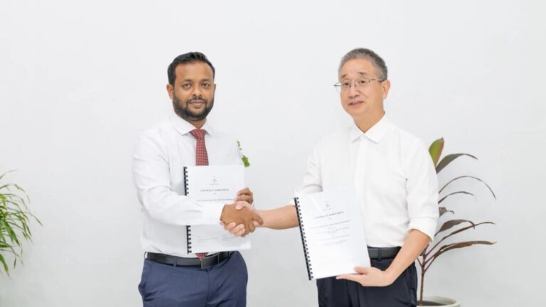 އައްޑޫ ލިންކް ރޯޑް ހަތަރު ލޭނަށް ފުޅާކުރުމުގެ މަޝްރޫޢުގައި ސޮއިކޮށްފި