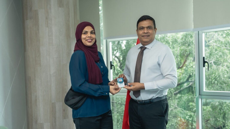 ރާއްޖޭގައި ފުރަތަމަ ފަހަރަށް އަންހެން ބޭފުޅެއް ޓުއަ ގައިޑް ލައިސެންސް ހޯދައިފި