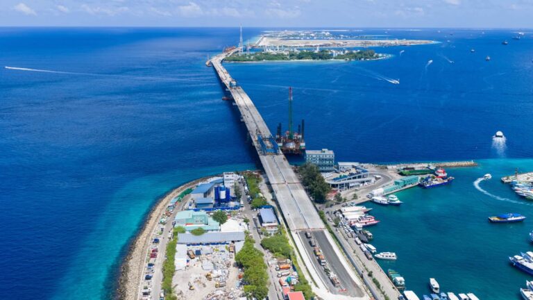 ވިލިމާލެ ކައިރިން ލޯންޗަކާއި ދޯންޏެއް ޖެހި ހިނގި އެކްސިޑެންޓެއްގައި ދެ މީހަކަށް އަނިޔާވެއްޖެ