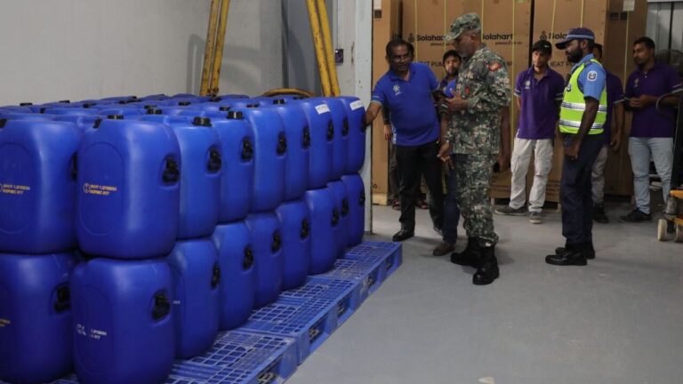ހުއްދަ ނުނަގައި ގިނަ ފަރާތްތަކުން ކެމިކަލް ވިއްކަމުންދާ ކަމަށް ޑިފެންސް މިނިސްޓްރީން ބުނެފި